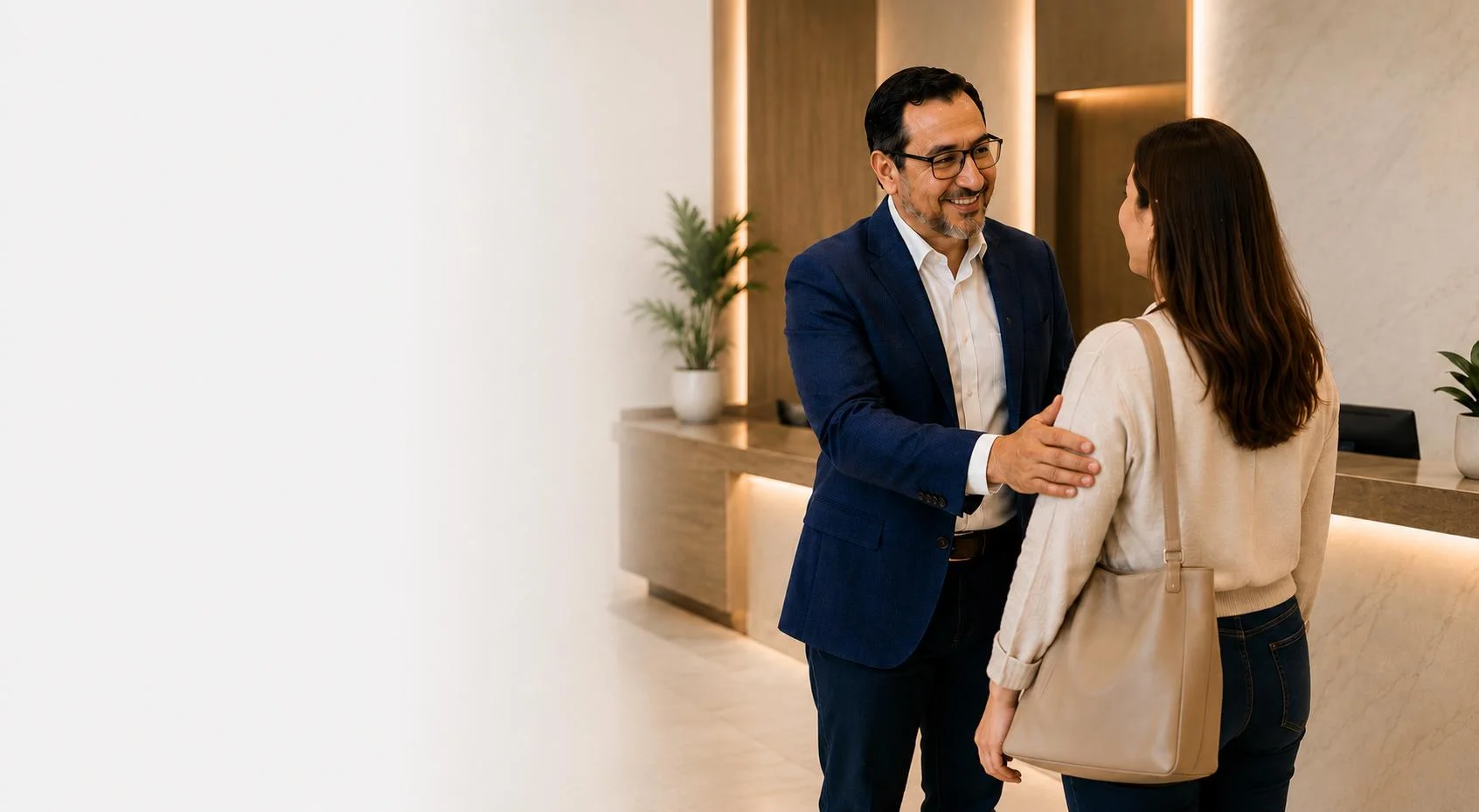 Dr. Josué Lara acompañando a un paciente en consulta